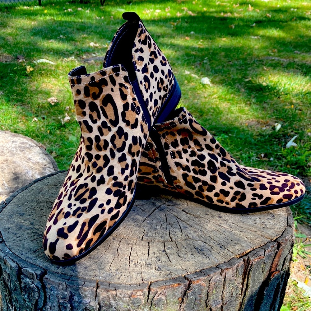 Dr. Scholl’s zip booties cheetah print, new!